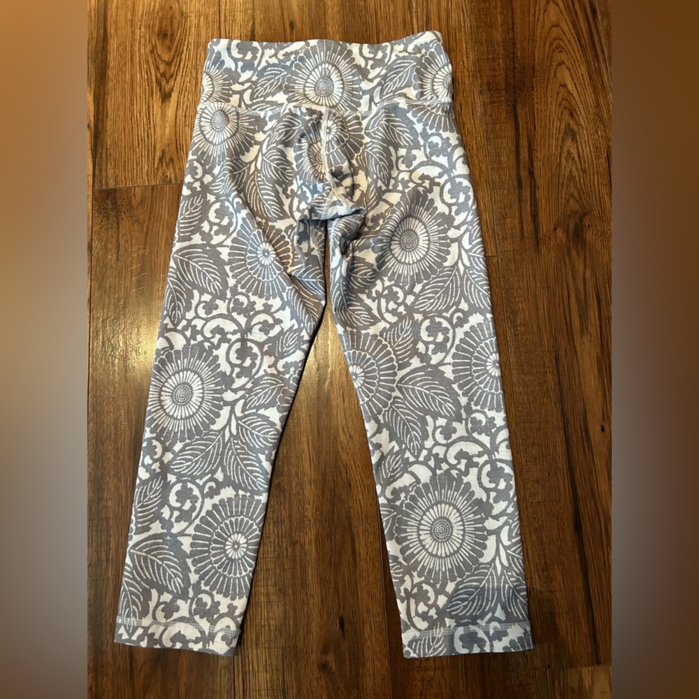 Lululemon -Fossil Grey Beachy Floral Wunder Under Crop Leggings - Picture 2 of 7